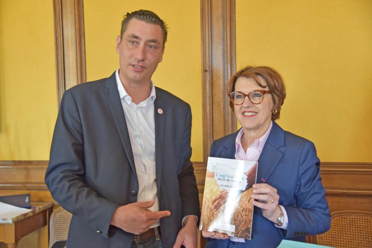 Samuel Vandaele, président de la FDSEA 77 et de la FRSEA Île-de-France, a remis à la ministre le livre blanc de l'agriculture en Île-de-France.