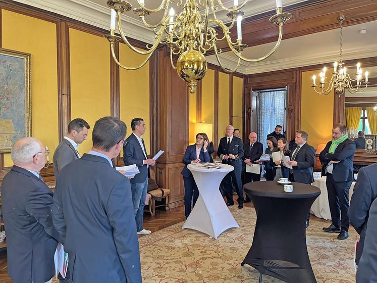 Melun, lundi 17 mars. La ministre de l'Agriculture échange avec les responsables professionnels agricoles à la préfecture. 