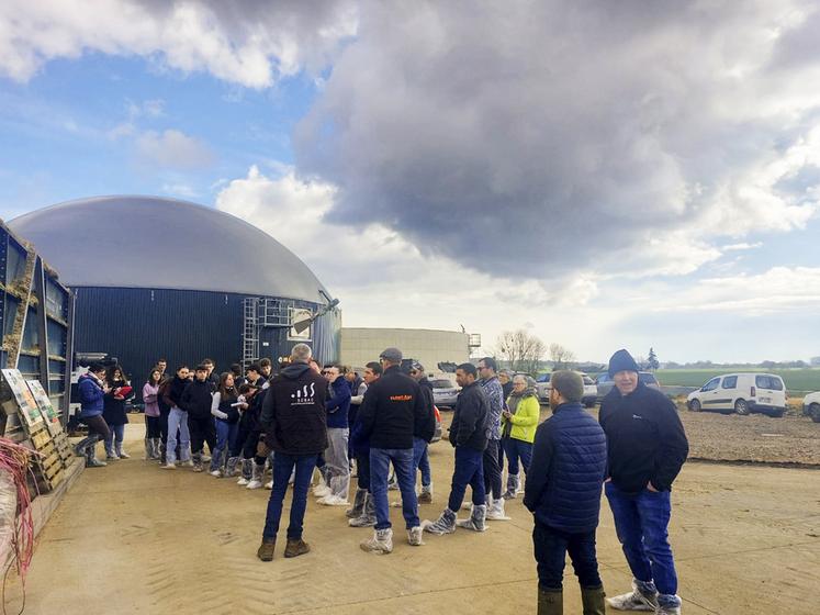 Jeudi 13 mars, à La Gaudaine (Eure-et-Loir). La journée s'est achevée par la visite du méthaniseur installé chez Yohann Serreau et géré en commun par trois exploitations.