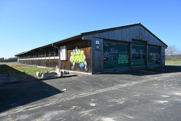 Les deux jeunes agriculteurs ont encore de nombreux travaux à réaliser avant de pouvoir installer leurs animaux.