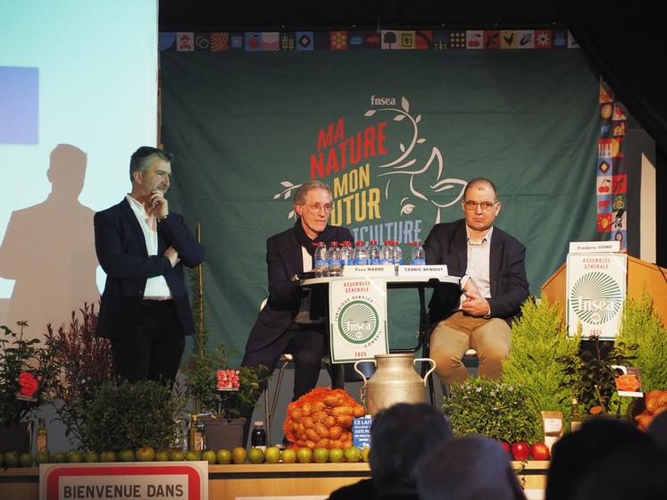 Cédric Benoist, secrétaire général de l’Association générale des producteurs de blé et autres céréales (AGPB), et Yves Madre, fondateur et dirigeant de Farm Europe, sont intervenus sur l’avenir de l’agriculture dans la future Europe. Cédric Benoist a comparé l’institution à une Cuma à 27 « où chacun a son avis et la grande difficulté est d’avancer sur une seule voie ». « Farm Europe et le Copa-Cogeca ont pour rôle d’apporter des données et faire avancer les politique...