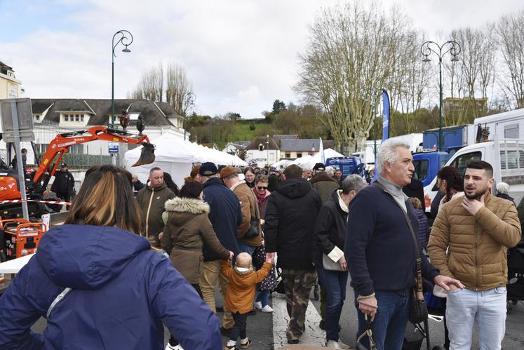 Dimanche 23 mars, à Gien. Contrairement au soleil, le public a répondu présent tout au long de la journée pour la 1 444<SUP>e</SUP> Foire des Cours.