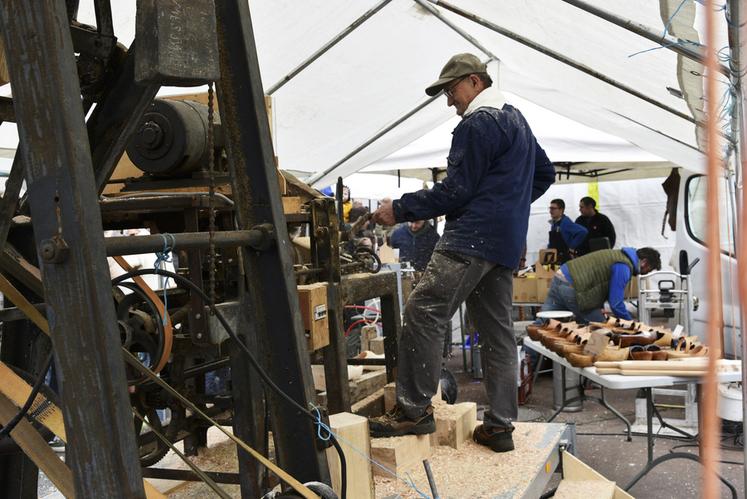 En plus des animaux et des producteurs, les visiteurs ont pu découvrir des savoir-faire artisanaux, comme ici la fabrication de sabots.