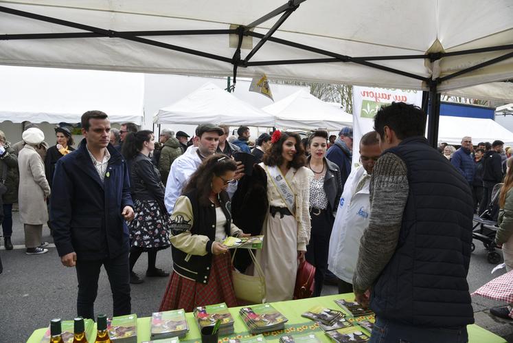 Miss Gien a déambulé dans les allées de la foire à la rencontre des exposants, comme ici sur le stand de la chambre d’Agriculture du Loiret.