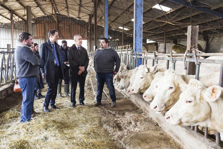 Vendredi 21 mars, à Coltainville. Le préfet, Hervé Jonathan (2e à d.), est venu à la rencontre de Ludovic (à d.) et Alexandre Blanchet (à g.) dans leur ferme.