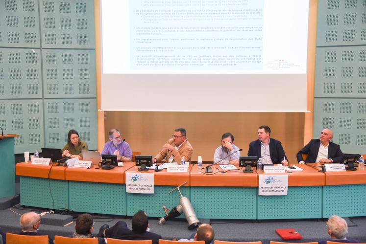 Jeudi 20 mars, à Chartres. L'Association des irrigants d'Eure-et-Loir s'est réunie en assemblée générale, la première pour son président Aymeric Souchet (3e à g.).