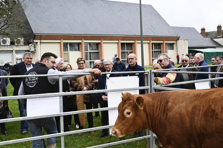 Lundi 24 mars, à Pruniers-en-Sologne. Les élus locaux ont échangé avec les éleveurs présents lors de la quatrième édition de la foire aux bestiaux.