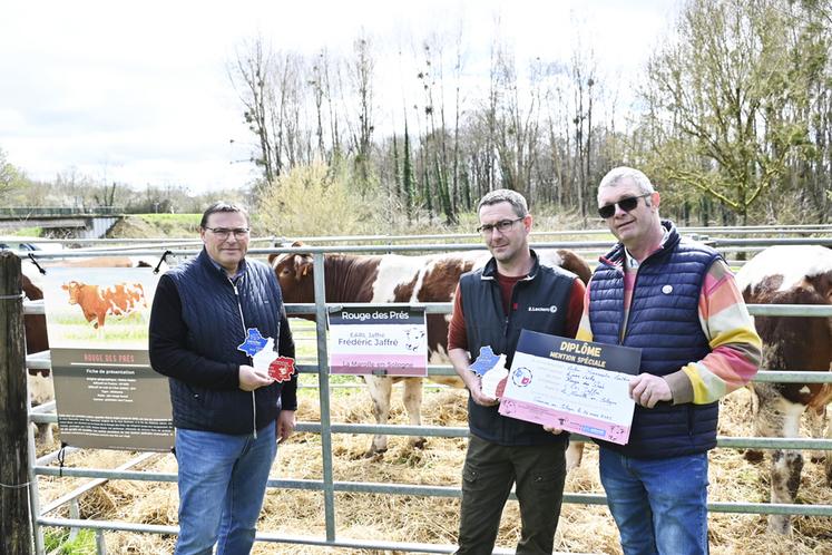 Frédéric Jaffré, éleveur bovin allaitant, a vendu deux de ses bêtes à la boucherie du Leclerc de Romorantin-Lanthenay, représenté par son responsable Grégory Bourdin. 