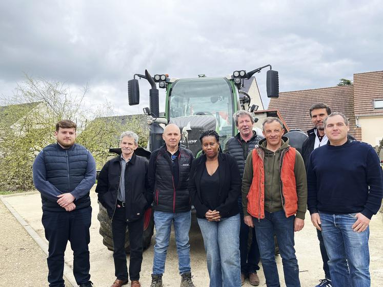À Houdan (Yvelines), lundi 24 mars. Une délégation d'agriculteurs a reçu la députée Dieynaba Diop pour partager leurs problématiques.