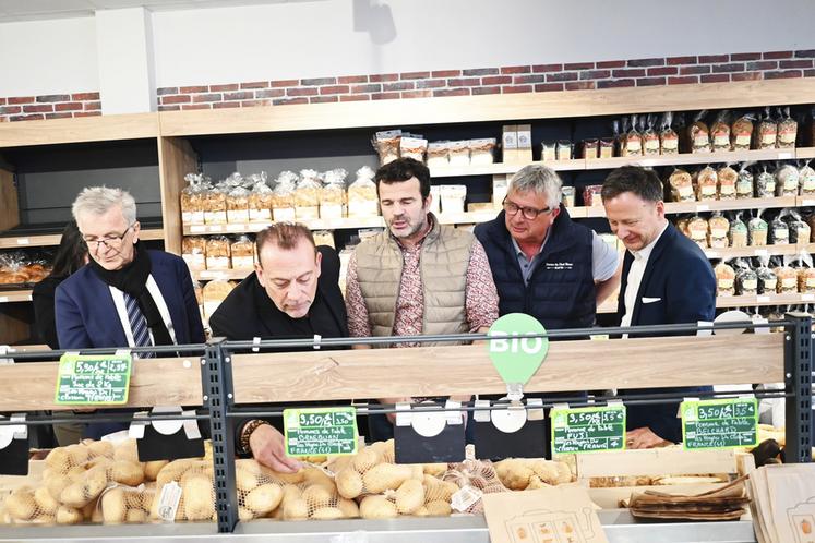 Jeudi 20 mars, à Blois. François Bonneau, président de la Région Centre-Val de Loire, et une délégation d'élus locaux ont visité le magasin de producteurs O'pré des paysans.
