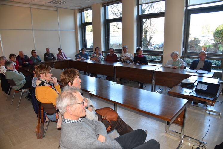 Le Mée-sur-Seine, jeudi 6 mars. Les questions ont été nombreuses sur la signalétique routière afin d'agir au mieux au volant.