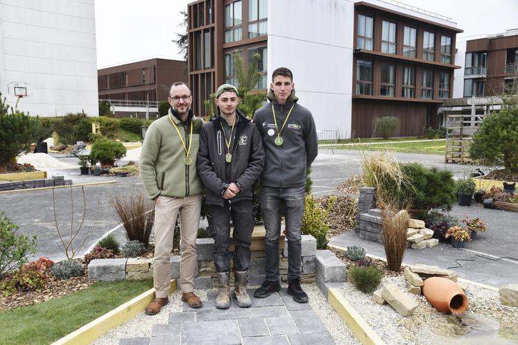 Brie-Comte-Robert, samedi 15 mars. Le binôme qualifié pour la finale nationale et leur formateur au milieu de leur œuvre.