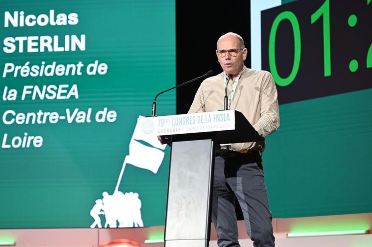 Nicolas Sterlin, président de la FNSEA Centre-Val de Loire, lors de son discours dans le cadre du tour des régions au congrès de la FNSEA à Grenoble, mardi 25 mars 2025.