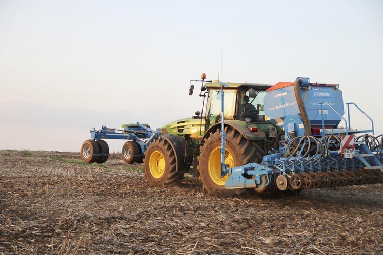 Un tracteur bien entretenu, adapté à l'outil et chaussé de pneumatiques gonflés intelligemment… Voilà la bonne combinaison pour limiter la consommation.