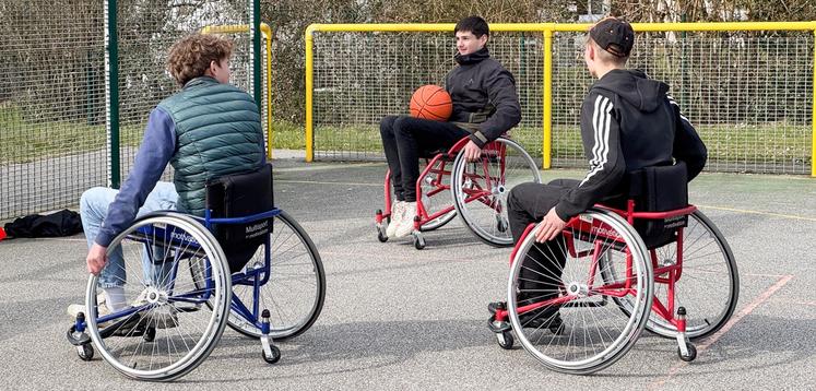 Lundi 3 mars, à Beaumont-les-Autels (Eure-et-Loir). Les élèves de la MFR de Beaumont-les-Autels ont été sensibilisés au handicap tout en s'initiant aux joies du basket-fauteuil.