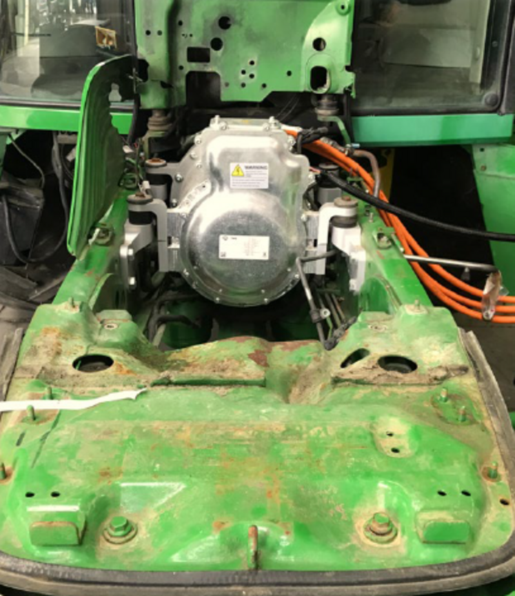 Le moteur électrique est directement couplé à la transmission d’origine du tracteur.