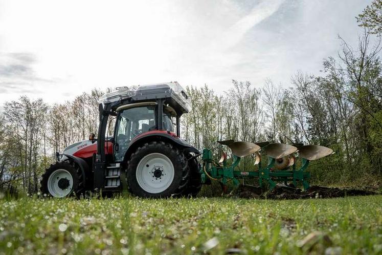 Le Steyr Fctrac, basé sur le châssis du 4140 Expert CVT, est un concept équipé d'une pile à combustible à hydrogène et d'une batterie alimentant un moteur électrique.
