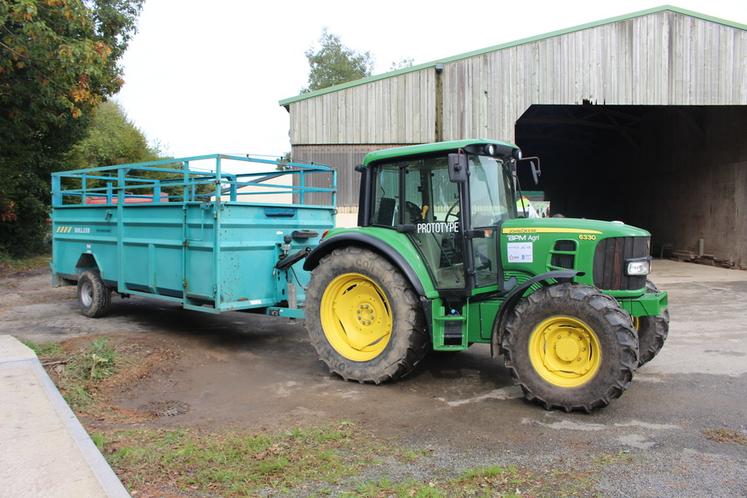 Un John Deere 6330 rétrofité est actuellement en phase de tests dans la ferme expérimentale de polyculture-élevage de Derval, en Loire-Atlantique.