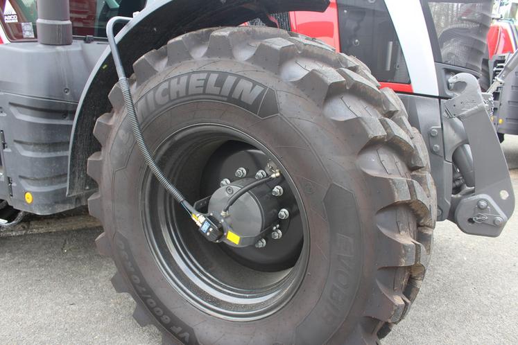 Le télégonflage (en option) permet d’ajuster la pression des pneus depuis la cabine.