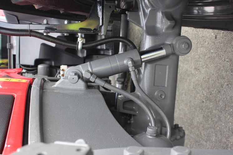 Des vérins facilement accessibles assurent la suspension avant.