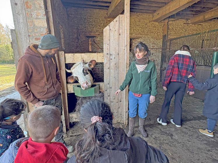 Les enfants de l'Institut médico-éducatif de Chatou (Yvelines) découvrent qui leur donnera du lait pour faire des caramels.