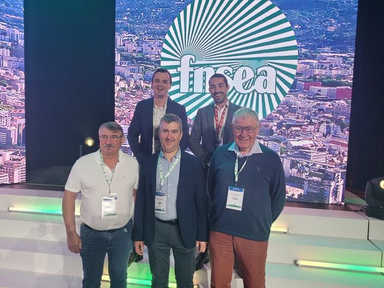 La délégation loirétaine au congrès de la FNSEA à Grenoble (Isère). De haut en bas et de g. à d. : Valentin Caron, président de la chambre d'Agriculture du Loiret, Maxime Buizard Blondeau, président de la chambre d'Agriculture régionale, Pascal Chateigner, membre du conseil d'administration de la FNSEA 45, Sébastien Mery, président de la FNSEA 45, et Dominique Bouin, président de la section des bailleurs de la FNSEA 45.