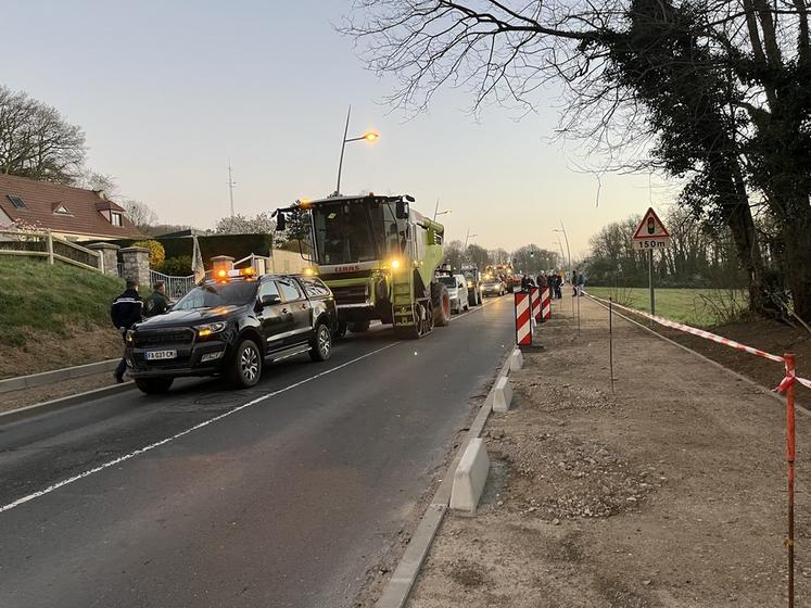 Une dizaine d'agriculteurs avec quelques véhicules, dont deux moissonneuses-batteuses, sur la moitié de la rue a suffi à bloquer totalement l'axe pendant une heure et demie.
