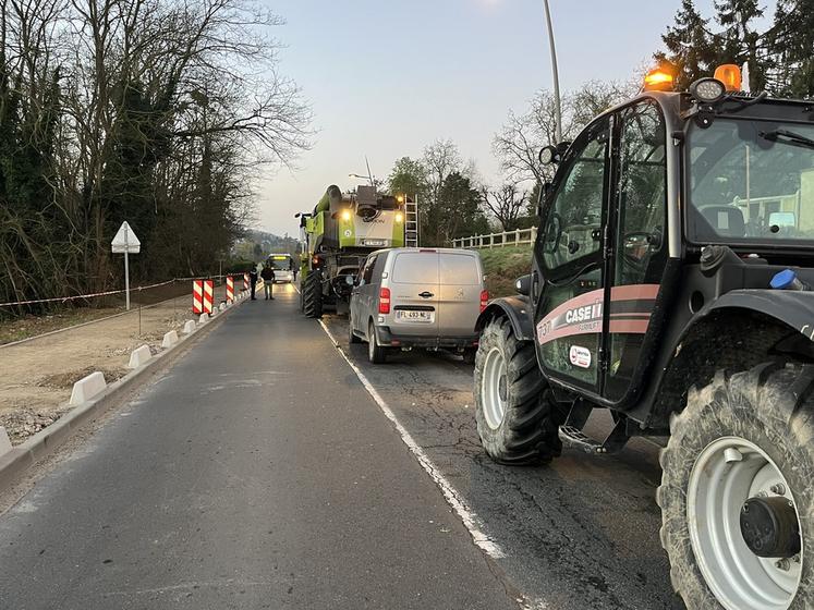 Même avec une moissonneuse de seulement 3,49 mètres de large, impossible de croiser un bus ou un poids lourd sur cet axe.