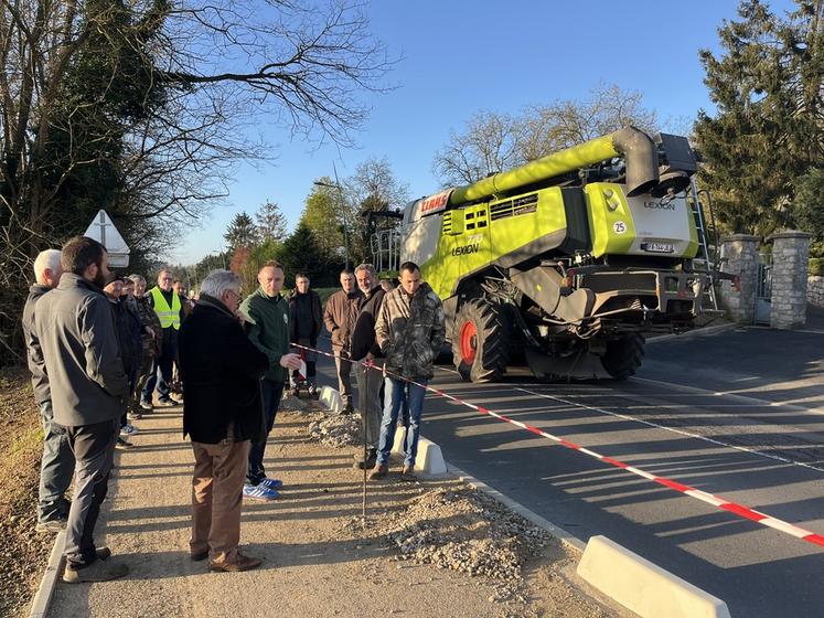 Lundi 31 mars, entre Itteville et Cerny (Essonne). Une dizaine d'agriculteurs se sont donné rendez-vous pour faire part de leur mécontentement.