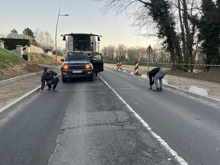Les agriculteurs ont vérifié la largeur précise de la route. Avec seulement 6,17 mètres et des bordures de défense, impossible de croiser de gros véhicules.
