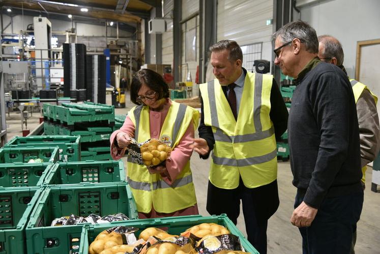 Mardi 25 mars, à Outarville. Sophie Brocas, préfète du Loiret, Christophe Hurault, sous-préfet de Pithiviers, et Pierre Coisnon, fondateur et dirigeant des Trois laboureurs.