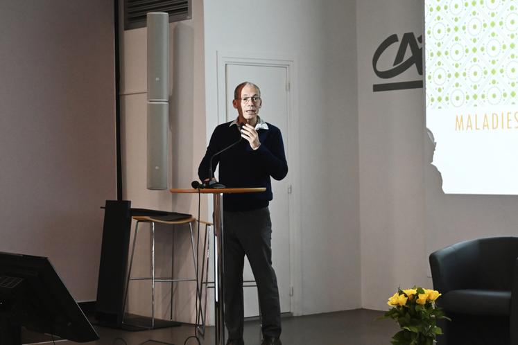 Le docteur Régis Piquemal est intervenu pour évoquer les problèmes de santé et les gestes du quotidien pour les prévenir.