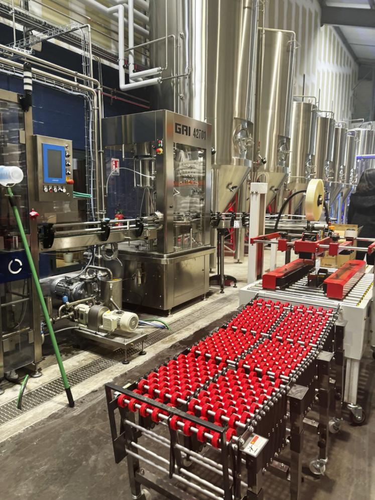 Au fil de leur déambulation dans les ateliers de mise en bouteille, les JA ont pu bénéficier de commentaires expliquant le fonctionnement. 