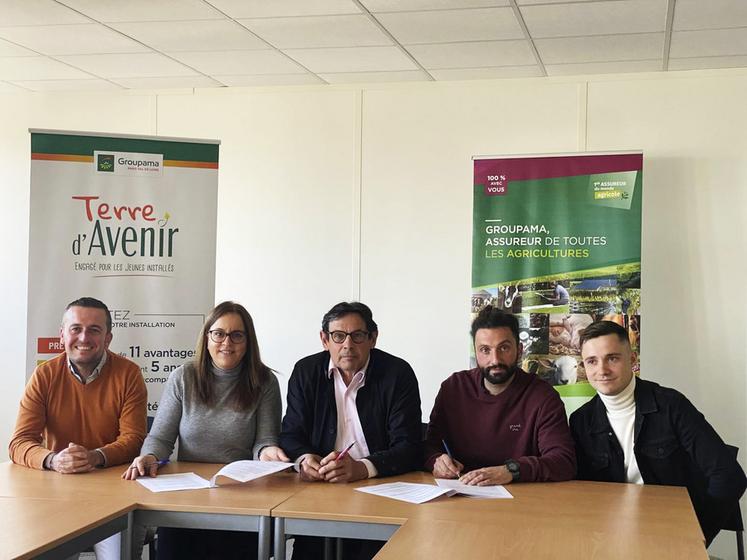 Jeudi 27 mars, Dorian Sagot (2e à droite), président de JA 45, et Baptiste Champdavoine (à d.), membre du conseil d'administration de JA 45, ont renouvelé le partenariat du syndicat avec Groupama en présence de son président, Benoit Vauxion (au c.).