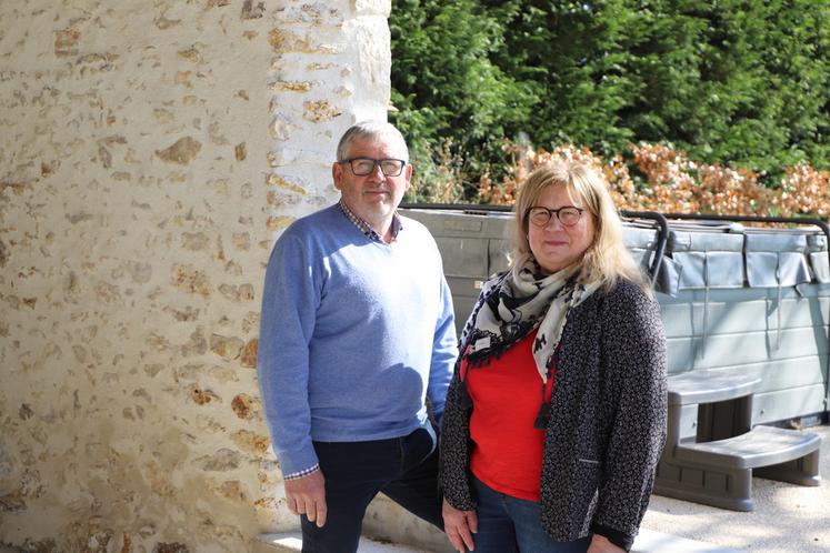 Thierry et Valérie Fournaise peuvent accueillir jusqu'à douze convives dans leur gîte Entre terres et vignes. 
