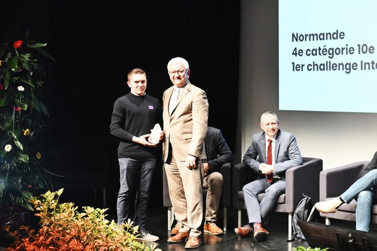 Des éleveurs, viticulteurs, élèves de lycées agricoles, producteurs de bière… se sont succédé sur la scène de la salle du Carroir pour récupérer leur prix, résultat d'un long travail sur leur exploitation. 