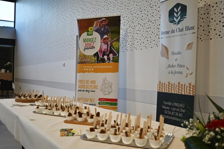 Les producteurs locaux du réseau Bienvenue à la ferme de Loir-et-Cher avaient préparé des amuse-bouche de grande qualité et 100 % locaux pour satisfaire les papilles des participants lors d'un moment de convivialité. 