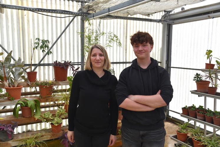 Chailly-en-Brie, lundi 24 mars. Liam Chevalier, aux côtés de sa formatrice, se prépare au concours régional du meilleur apprenti en horticulture.