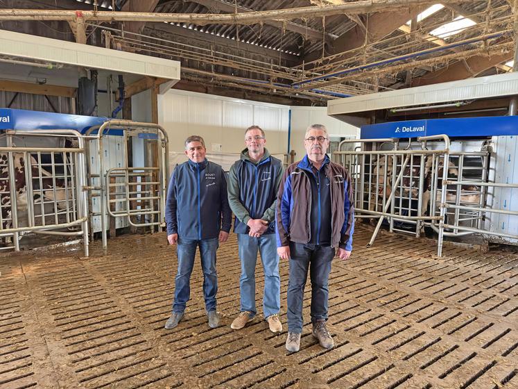 Le 3 avril, à La Bazoche-Gouet. La journée ferme ouverte organisée par la société Bouet a permis de voir en activité les deux robots V310 de Florent Tessier (au c.), entouré par le président Raphaël Vangeersdaele (à g.) et le responsable commercial de la société, Didier Desmonts (à d.).