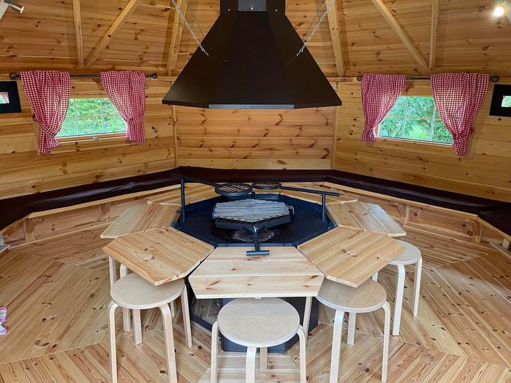 Au centre du Kota Grill, un barbecue. Pour une ambiance conviviale, à tout moment de l’année.  