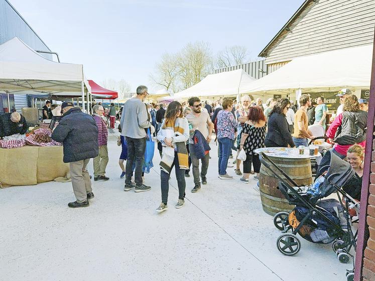 Le 6 avril, à Sours. Les chalands se sont déplacés en nombre à la brasserie de Chandres à l'occasion de son vingtième anniversaire, fêté sous un soleil radieux.