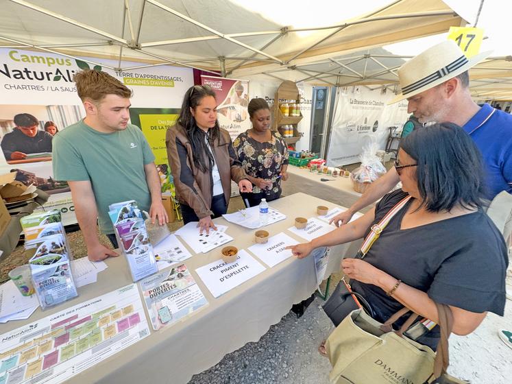 Les étudiants du campus Natur'alim de La Saussaye ont proposé aux visiteurs de choisir leur préférée parmi les quatre recettes de crackers réalisées à partir des drèches de la brasserie.