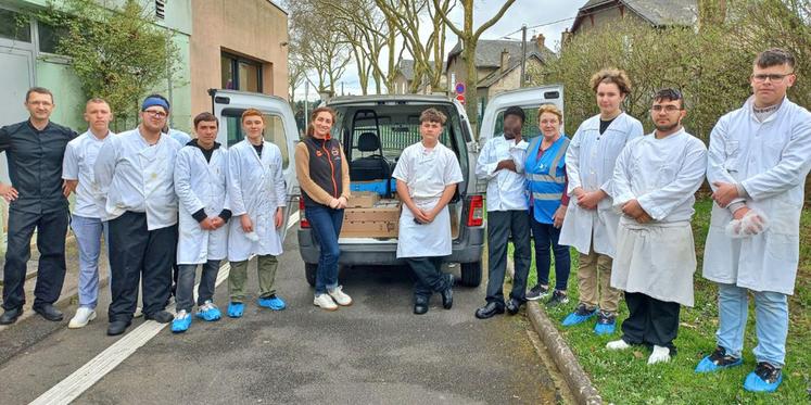 Les élèves du lycée Jean de la Taille ont cuisiné 100 repas pour le Secours populaire dans le cadre des cuisines solidaires.