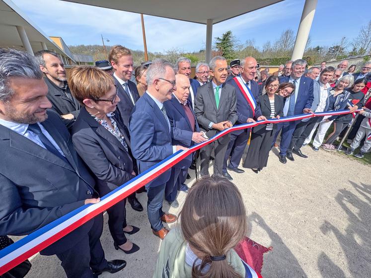 Le 4 avril, à Cloyes-les-Trois-Rivières. Claude Térouinard (au c.) a coupé le ruban de l'inauguration officielle de l'école qui porte son nom.