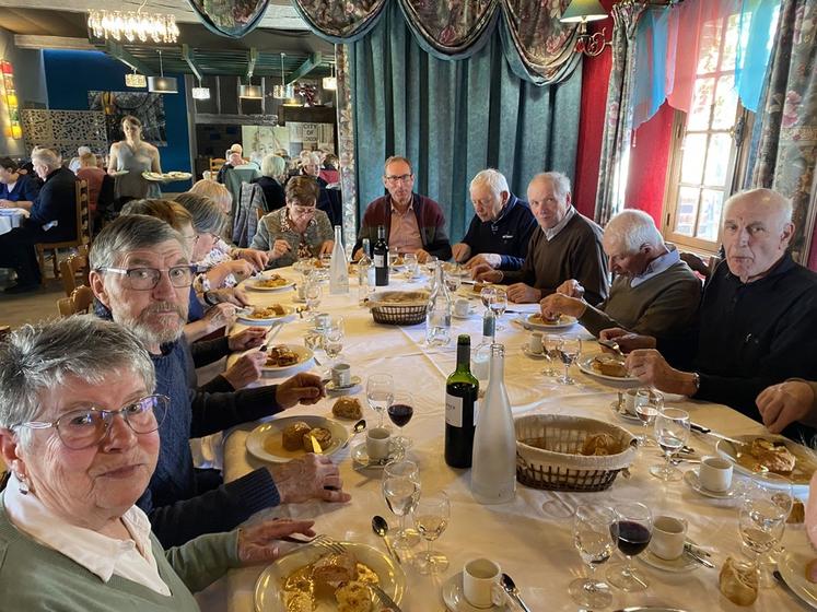 Repas en chansons en préambule au spectacle. 