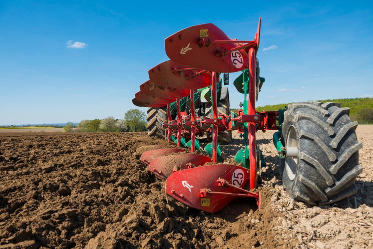 La charrue restructure le sol par retournement et enfouissement.