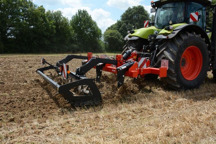 Les décompacteurs à dents droites agissent en profondeur en bouleversant les horizons.
