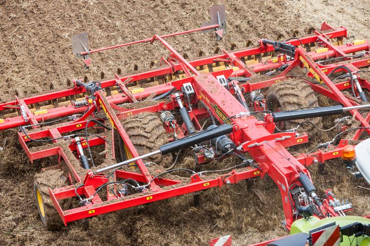 Certains cultivateurs à dents offrent de la polyvalence en réalisant un pseudo-labour avec des dents standard ou un travail de fissuration avec des dents fines.