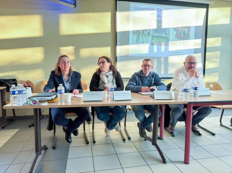 Jeudi 27 mars, à Beaumont-les-Autels. La MFR, dirigée par Katy Rigaud (à g.) et présidée par Romuald Renault (3e à g.), se porte bien.