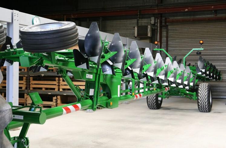 Cette charrue semi-portée 14 corps version hybride permet de travailler, au choix, trois profils de sol différents.